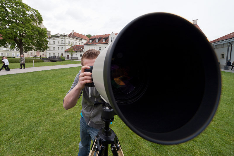 Wer versteckt sich da wohl hinter dem Kanonenrohr?