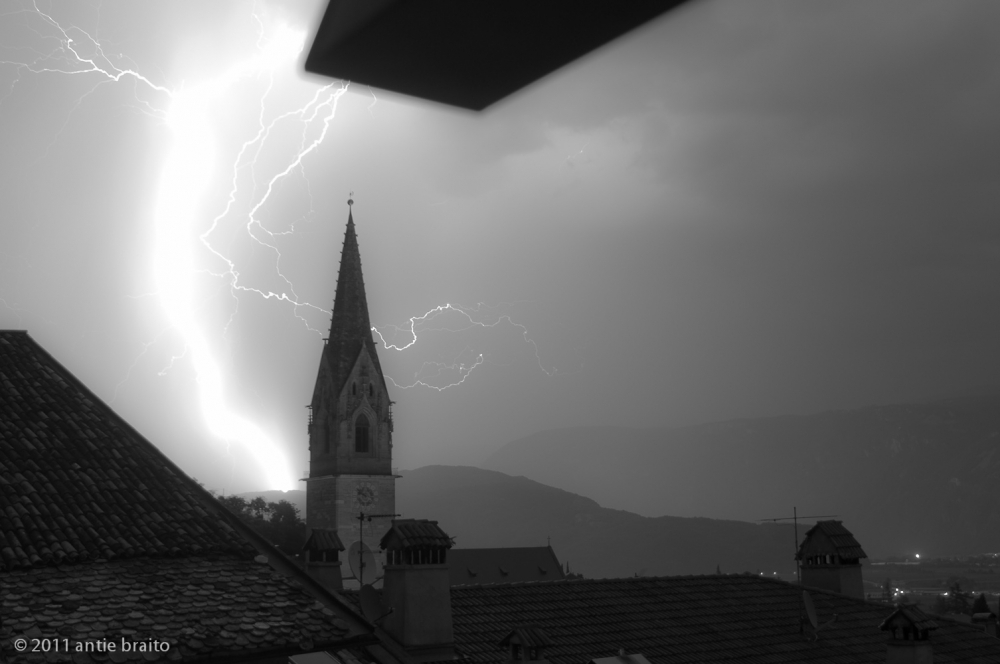 Blitz vom heutigen Abend hinter dem Traminer Kirchturm