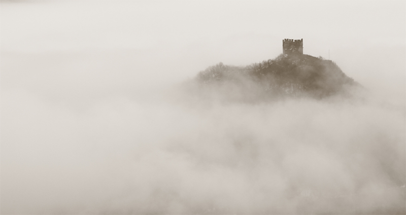 Der Nebel umschließt die Burg