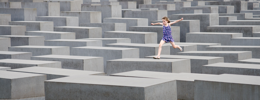 Am Holocaust-Mahnmal in Berlin