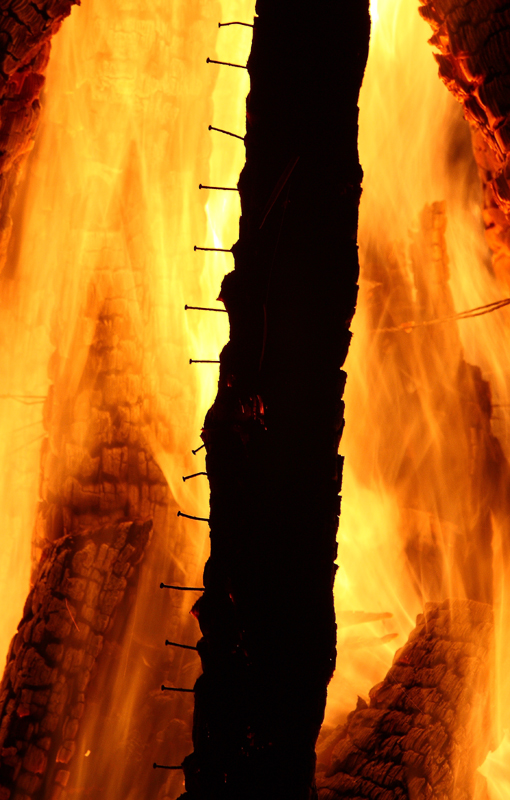Das lodernd Feuer, dem Herrn geweiht.