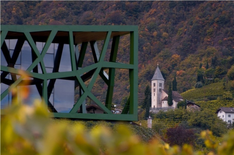 Neu_und_alt_kontraste_in_der_architektur_und_der_Farben_der_natur.jpg