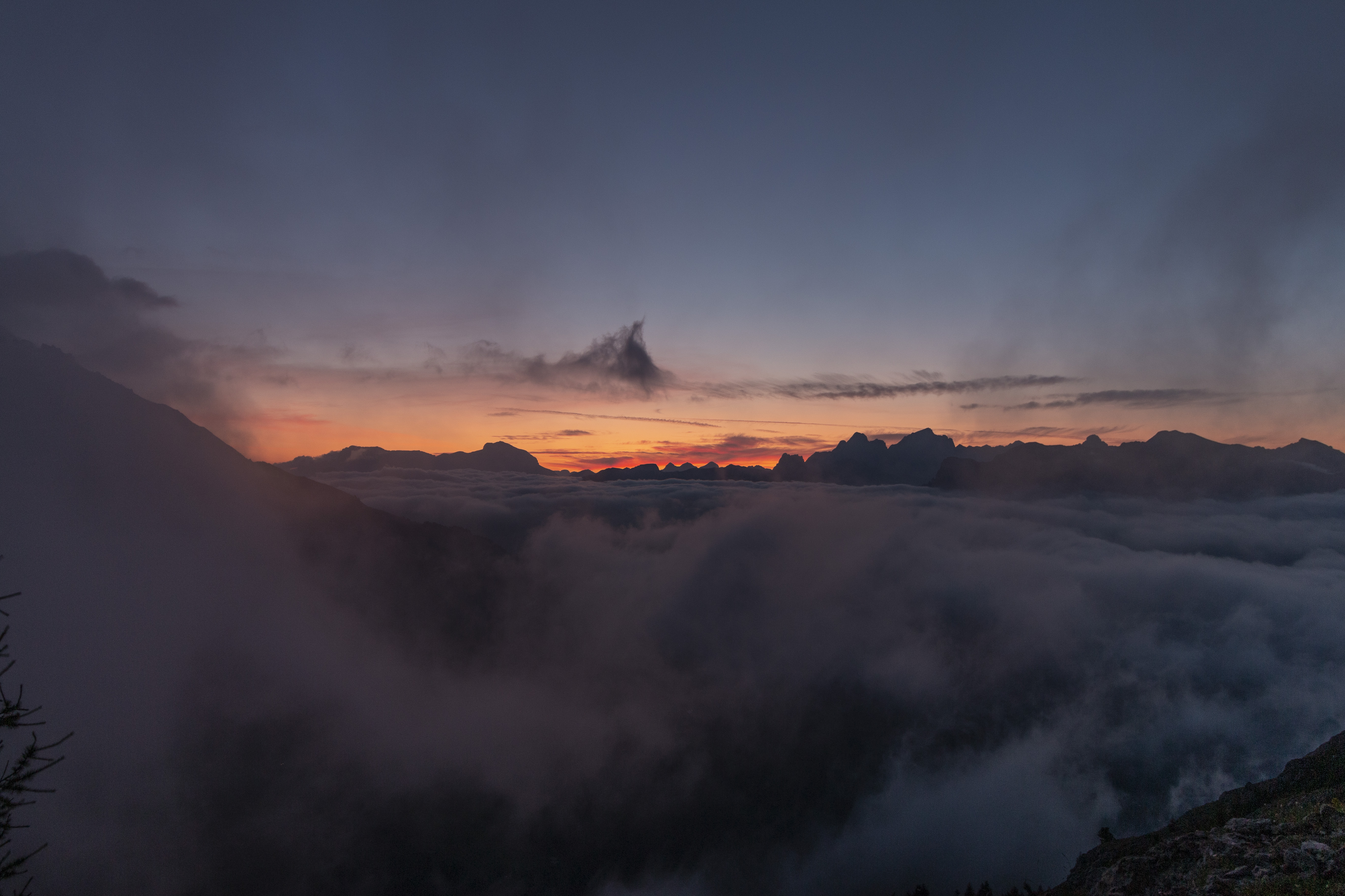 Magie des Morgens I 06:10 Uhr I Sunnenaufgang Poppekanzel 2314 m. Karerpass mit Blick auf SelIagruppe, Tofane, Marmolada, 10° I windig und neblig